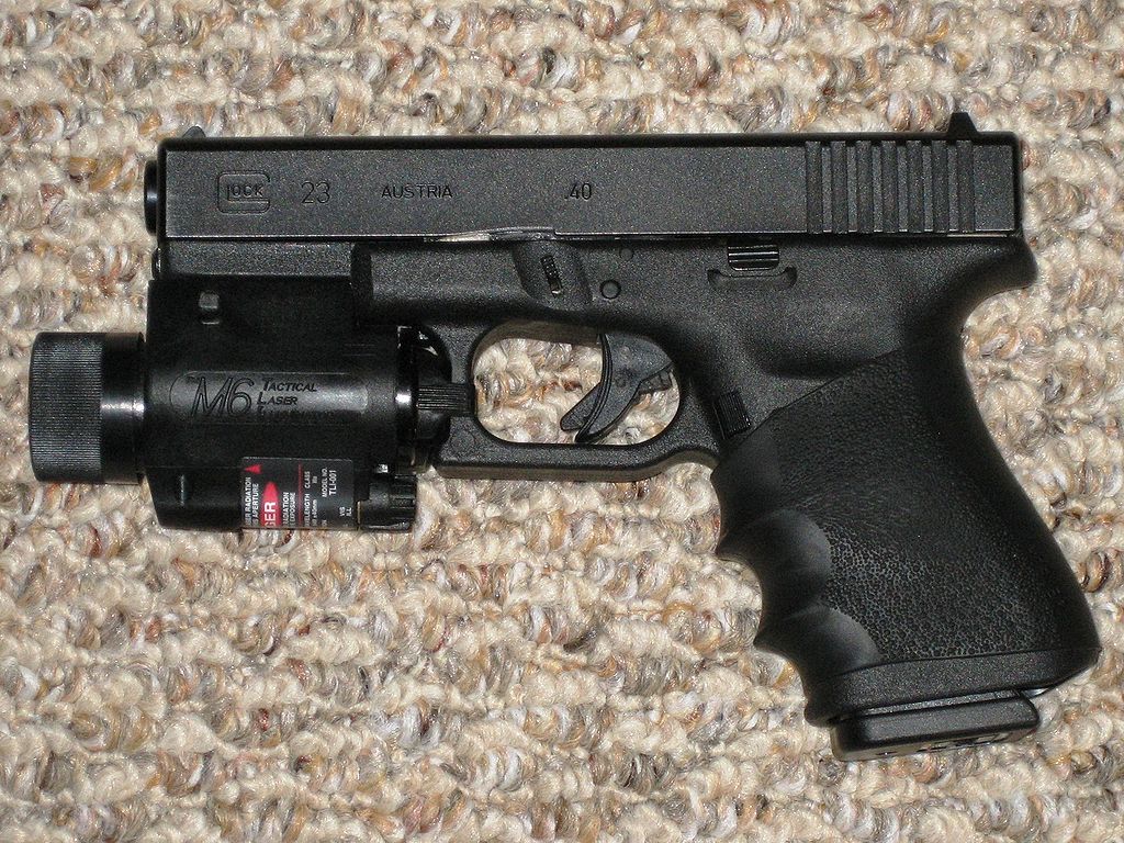 Glock 23 с тактическим фонарём и ЛЦУ
