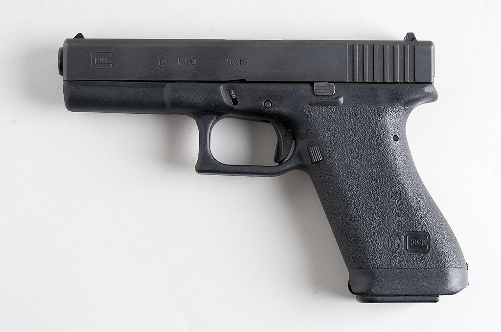 Пистолет Glock 17 второго с половиной/раннего третьего поколения