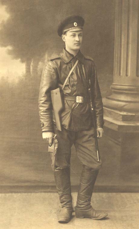 Воин Первой Мировой с пистолетом Маузер К96