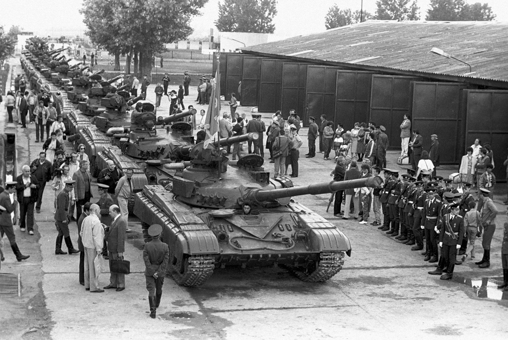Колонна Т-64. Вывод советских войск с территории Венгрии, 1 июля 1990 года.