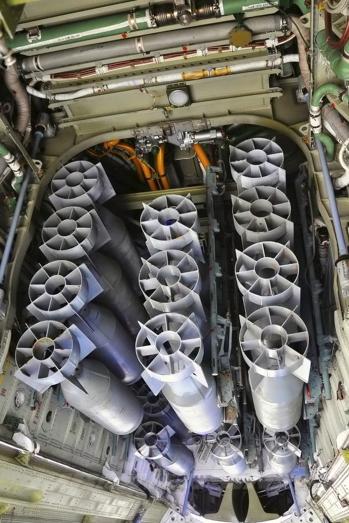 Бомбы на внутренней подвеске Ту-22