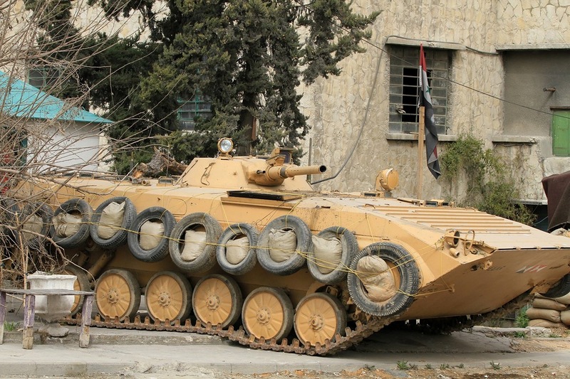 Сирийский БМП-1 с привязанными по бокам скатами и мешками с песком
