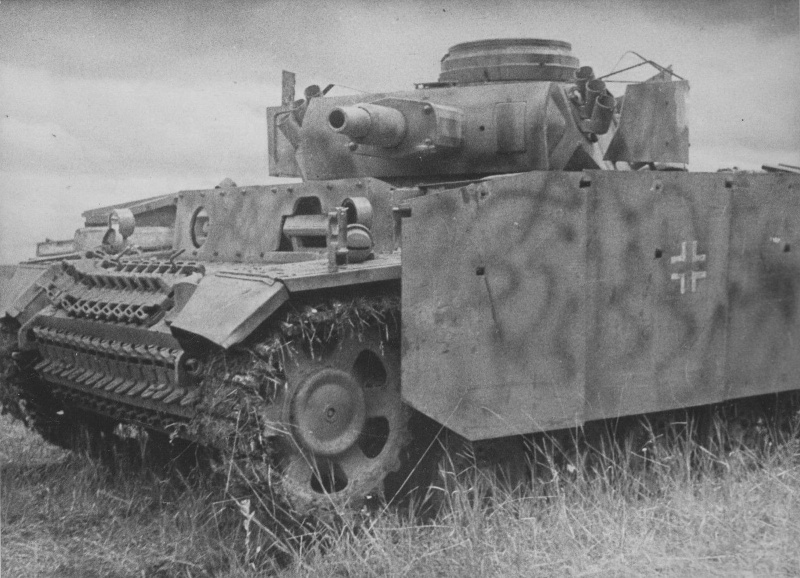 Немецкий средний танк Pz.Kpfw.III Ausf. N с навесными экранами, брошенный на Украине.