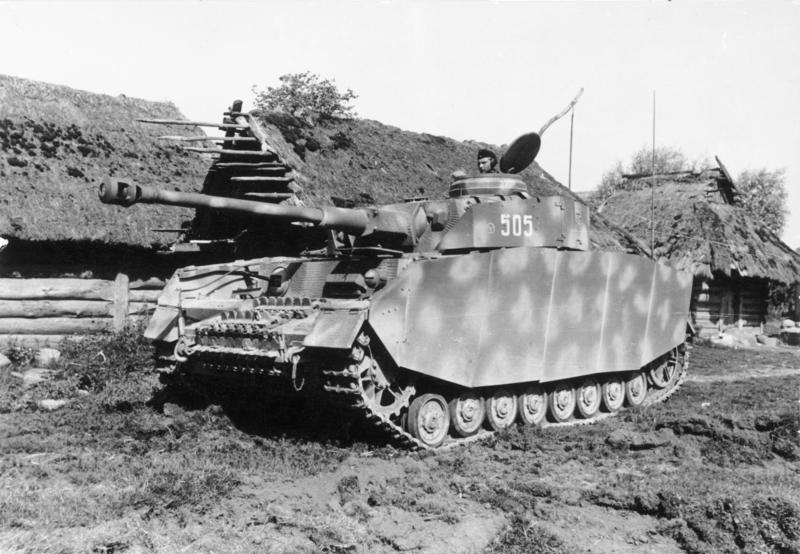 Pz.Kpfw.IV Ausf.H с бортовыми экранами и циммеритовым покрытием. СССР, июль 1944 года.