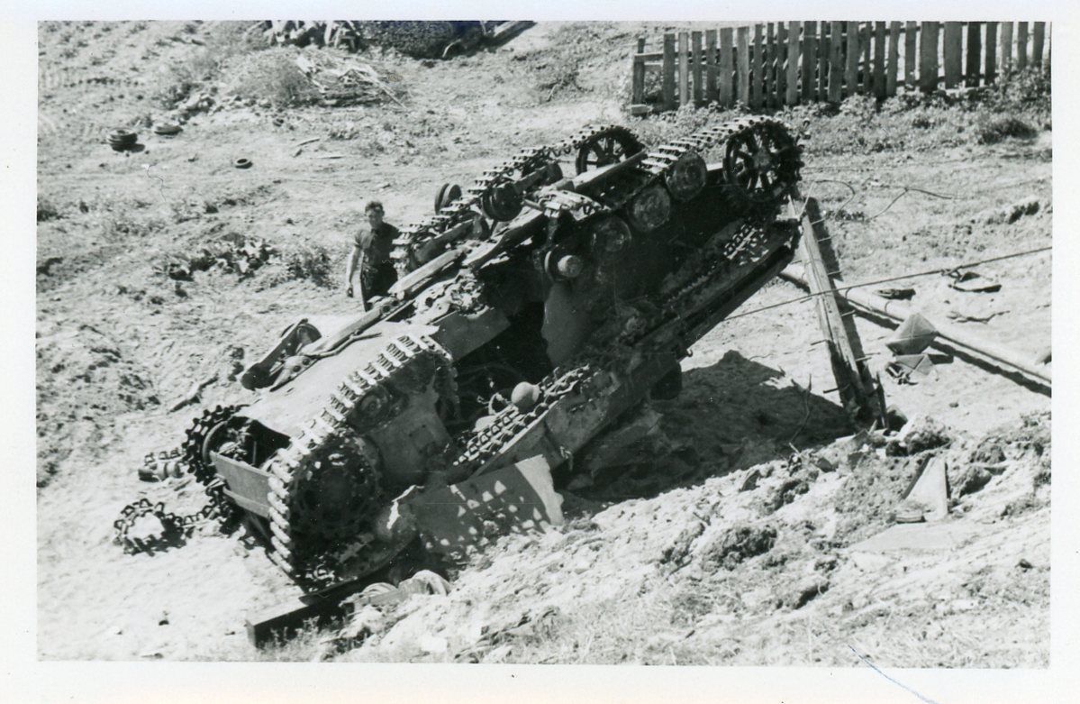 Уничтоженный на Восточном фронте немецкий средний танк Pz.Kpfw. IV, лежащий перевернутым на обочине дороги.
