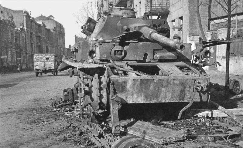 Танк Pz.Kpfw. IV Ausf. G (бортовой номер 727) 1-й танково-гренадерской дивизии «Лейбштандарт СС Адольф Гитлер». Машина была подбита артиллеристами 4-й батареи 595-го истребительно-противотанкового артиллерийского полка