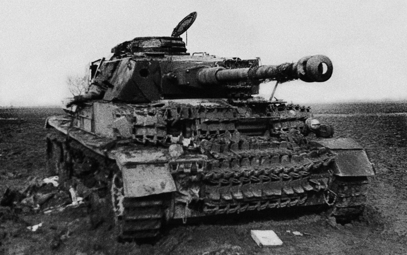 Подбитый в боях под Бреслау и полностью сгоревший средний танк Pz.Kpfw.IV Ausf. H позднего выпуска