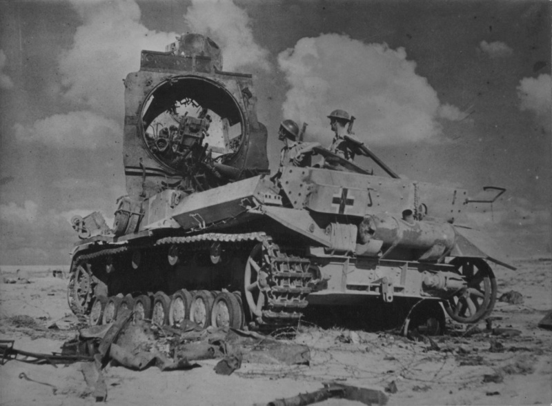 Два британских солдата осматривают взорванный немецкий танк Pz.Kpfw.IV в пустыне северной Африки