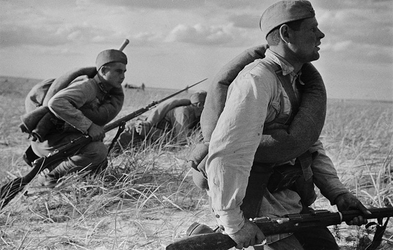 Советские солдаты в поле во время наступления на Харьковском направлении. 1942 год