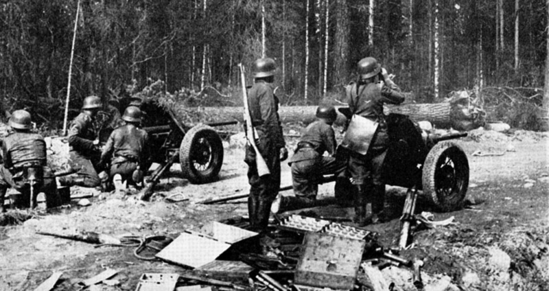 Немцы ведут огонь из захваченных советских пушек. У солдата в центре трофейная винтовка Мосина.