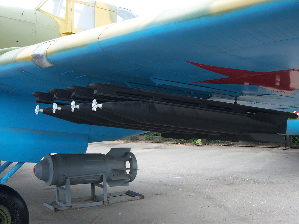 Реактивные снаряды под крылом Ил-2