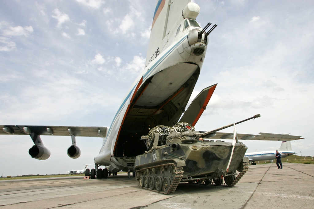 Погрузка БМД-2 на военно-транспортные самолеты Ил-76.