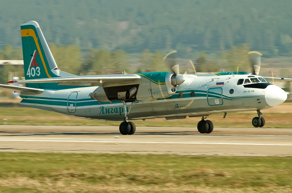 Ан-24 - турбовинтовой пассажирский самолет