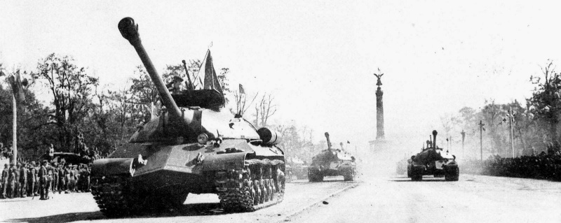 Колонна из 52 советских тяжелых танков ИС-3 из состава 2-й гвардейской танковой армии проходит по Шарлоттенбургскому шоссе