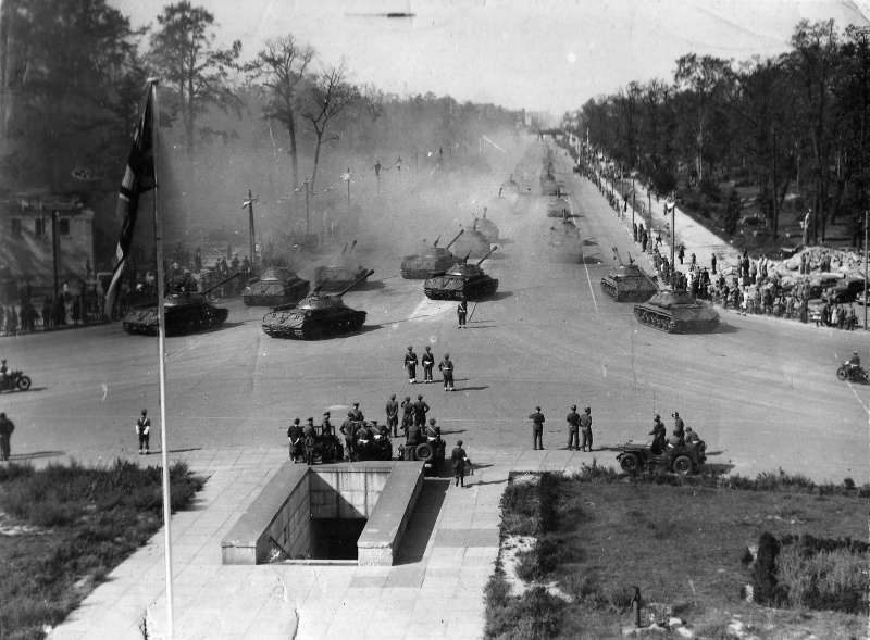 Таже колонна Ис-3 на параде Победы союзных войск в Берлине 7 сентября 1945 года - вид сзади