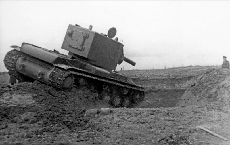 Советский тяжелый танк КВ-2 (серийный номер Б-9633) на показе комначсоставу РККА на полигоне в подмосковной Кубинке. Машина запечатлена перед преодолением противотанкового рва.