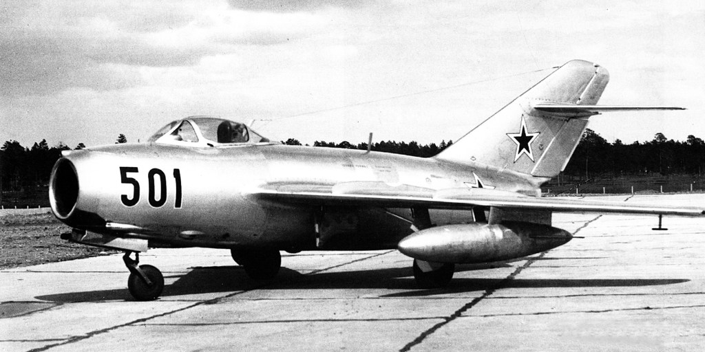 МиГ-15бис с 400-литровыми унифицированными ПТБ