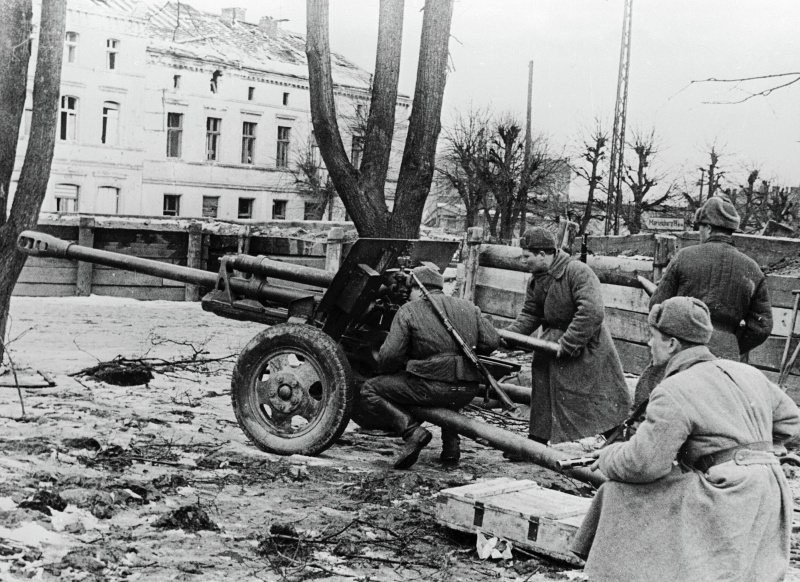 Расчет советской 76-мм пушки ЗиС-3 ведет огонь по противнику в Данциге (ныне Гданьск, Польша).