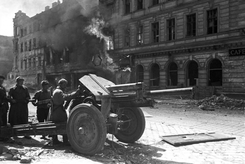 Расчет 122-мм гаубицы М-30 ведет огонь по противнику на одной из улиц Вены.