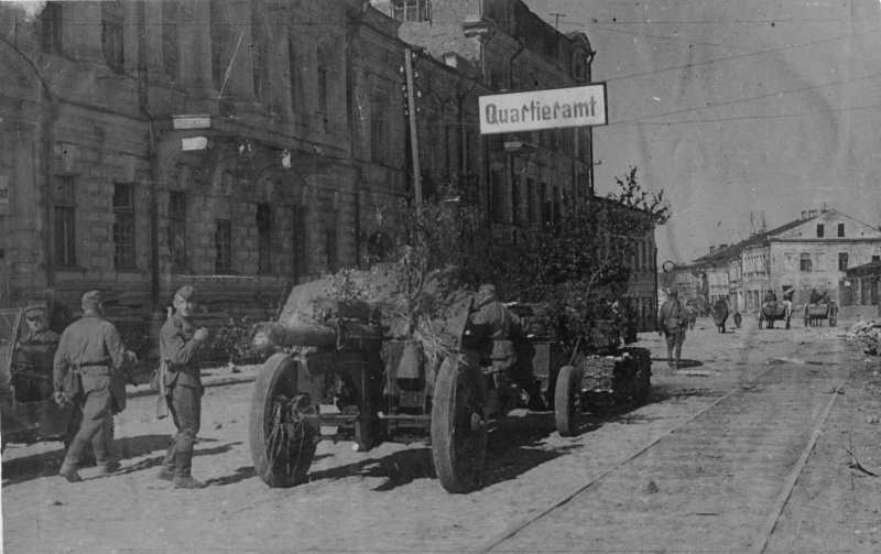 Советский тягач транспортирует 122-мм гаубицу М-30 по улице Фрунзе в освобожденном Витебске.