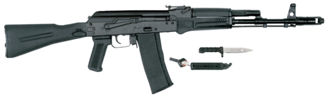 АК-101, рядом штык-нож с ножнами от АК-74М