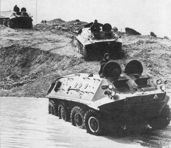 БТР-60ПА преодолевают водную преграду