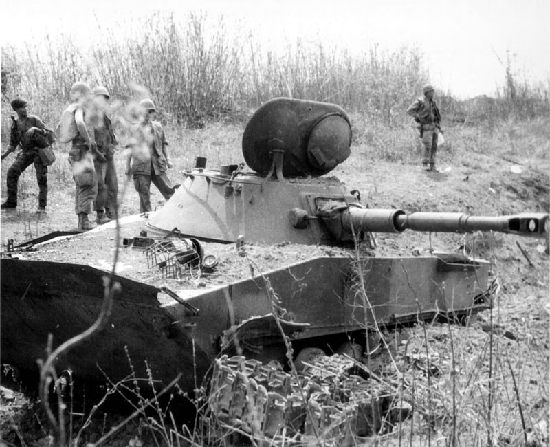 ПТ-76, подбитый в сражении у лагеря спецназа Бен-Хет, Южный Вьетнам, 1969 год