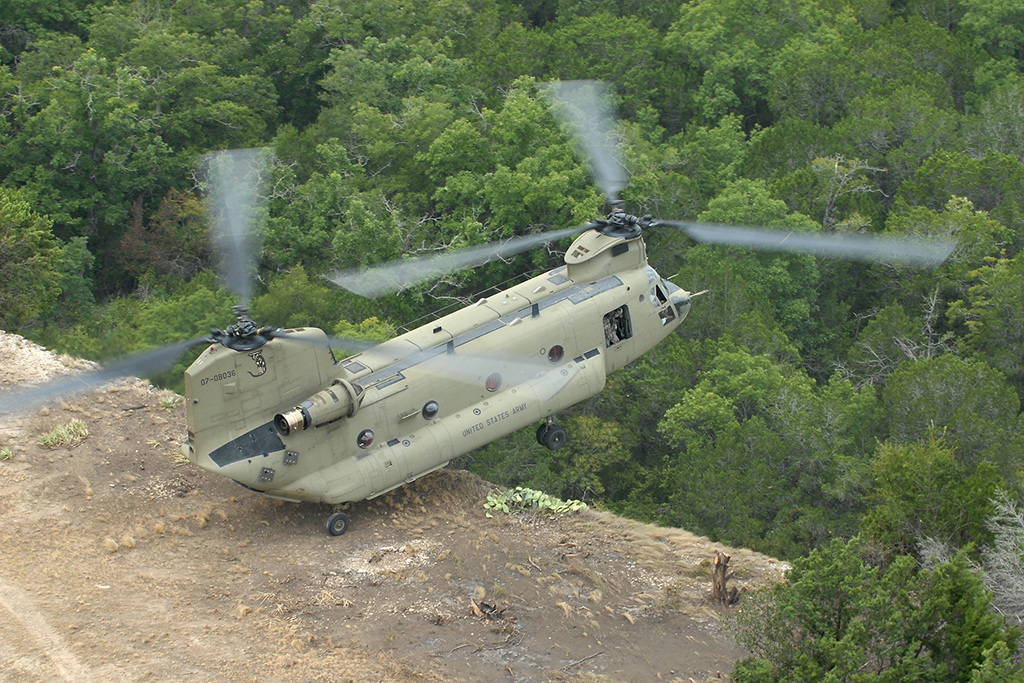 CH-47 Чинук - американский военно-транспортный вертолет
