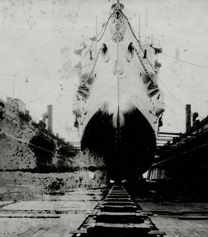 Бронепалубный крейсер I-го ранга 'Аскольд' в плавучем доке фирмы 'Блом унд Фосс' в Гамбурге, 1901 год'