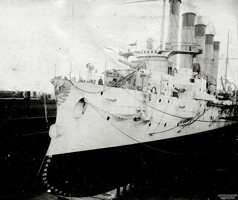 Бронепалубный крейсер I-го ранга 'Аскольд' в плавучем доке фирмы 'Блом унд Фосс' в Гамбурге, 1901 год'