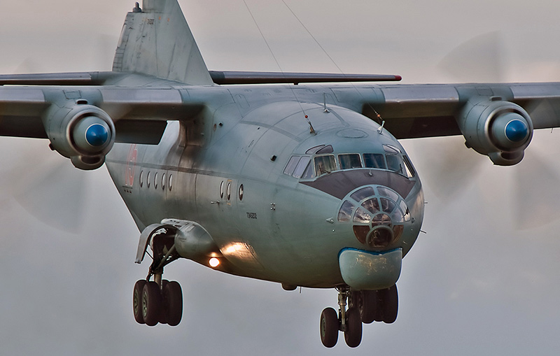 Ан-12 - военно-транспортный самолёт