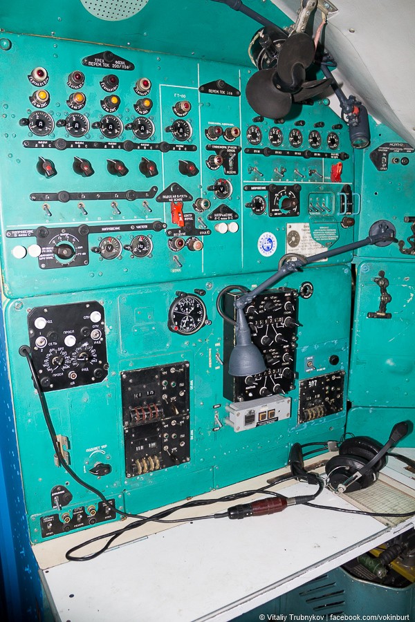 Рабочее место бортрадиста Ан-22 «Антей»
