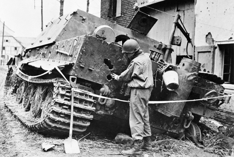 Немецкая САУ «Штурмтигр» (38 cm RW61 auf Sturmmörser Tiger), подбитая на улице поселка Оберембт (Oberembt).