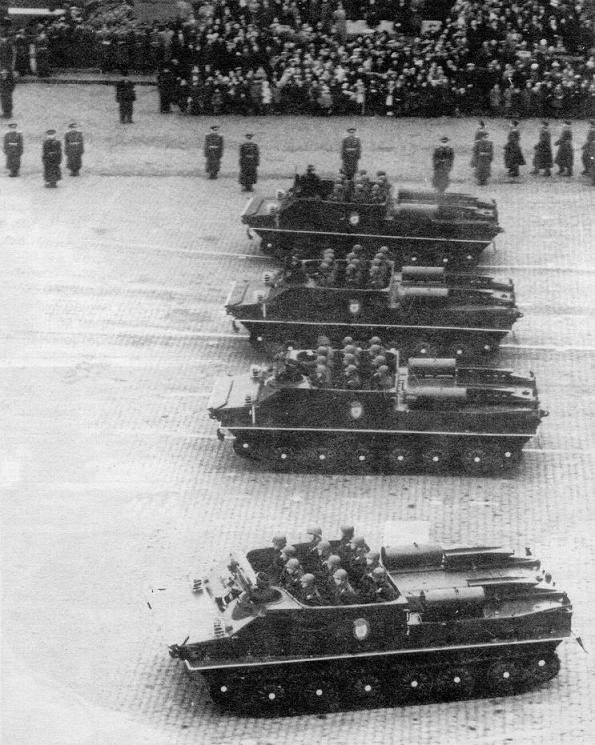 Бронетранспортеры БТР-50 на Красной площади