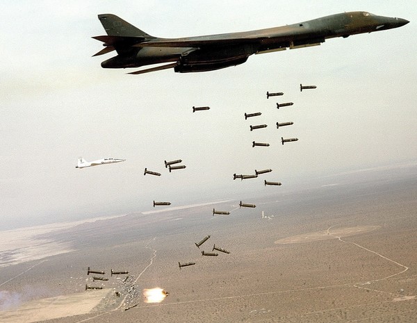 Фото бомбардировщика В-1В «Лансер» при сбросе бомб