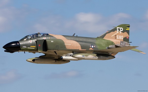 F-4 «Фантом» 2 - истребитель-бомбардировщик США третьего поколения 