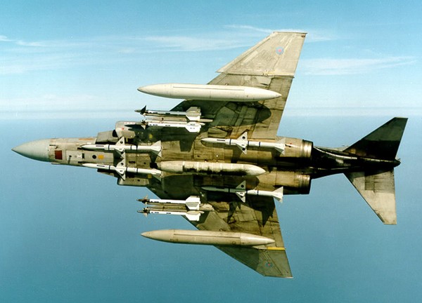 F-4 «Фантом» 2 - истребитель-бомбардировщик США третьего поколения 