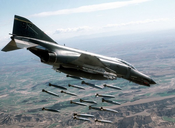 Фото самолета F-4 «Фантом» 2 наносящего бомбовый удар
