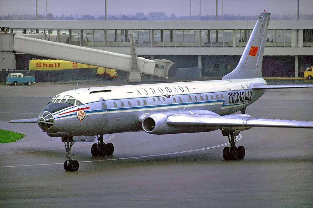 Ту-104 - первый советский реактивный пассажирский самолет