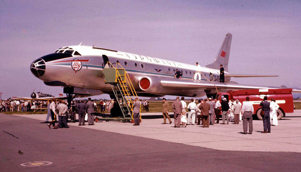 Ту-104 - первый советский реактивный пассажирский самолет