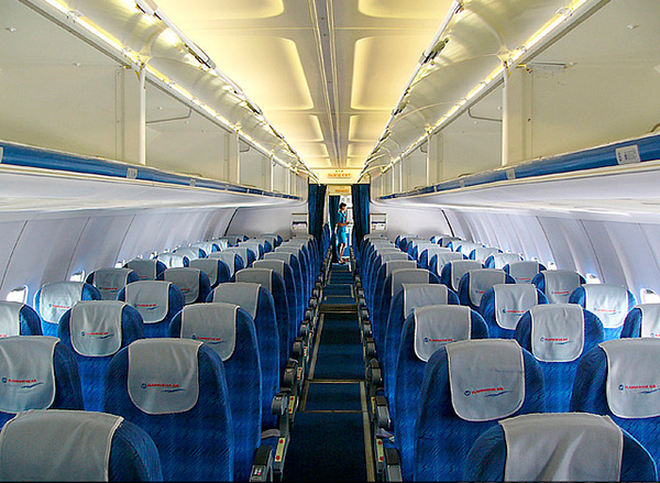 Пассажирский салон Ту-204