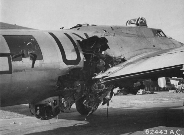 B-17 Летающая Крепость получившие повреждения