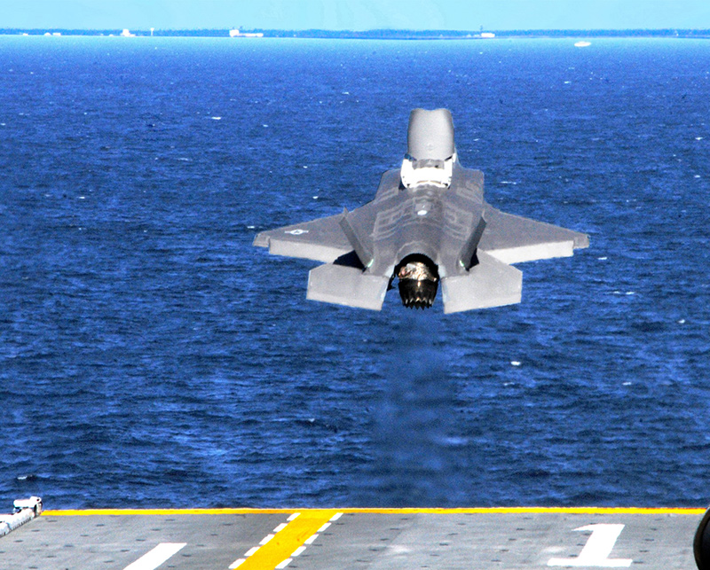 F-35B в процессе вертикального взлёта