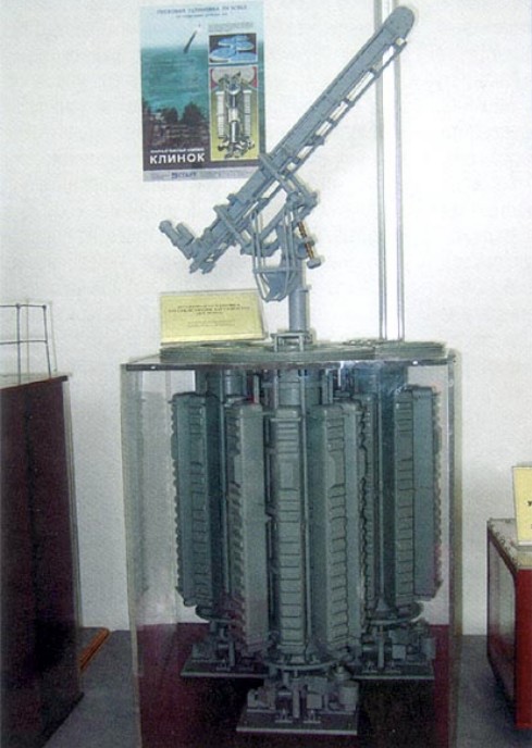 Макет корабельной пусковой установки 3С95Э экспортного ЗРК «Клинок» со средствами загрузки ЗУР