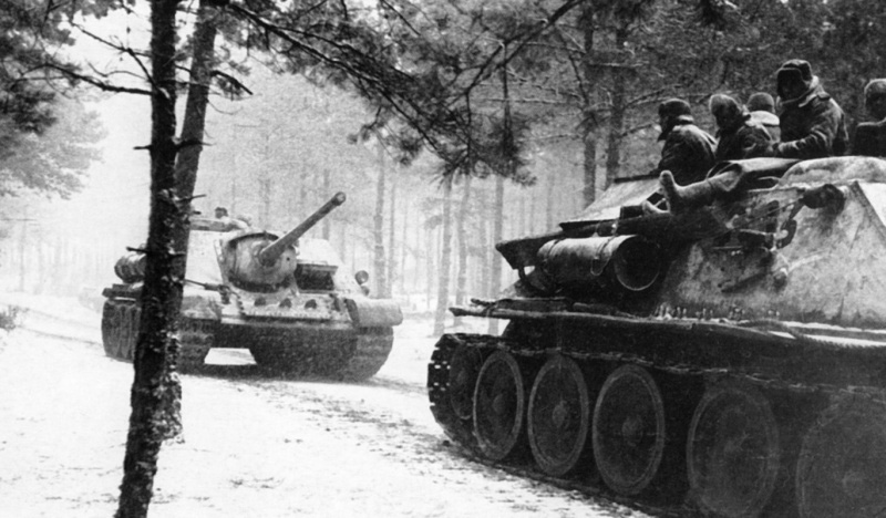 Колонна советских САУ на марше в Восточной Пруссии. На переднем плане СУ-85, на заднем — СУ-85М (отличима по деталям маски орудия)