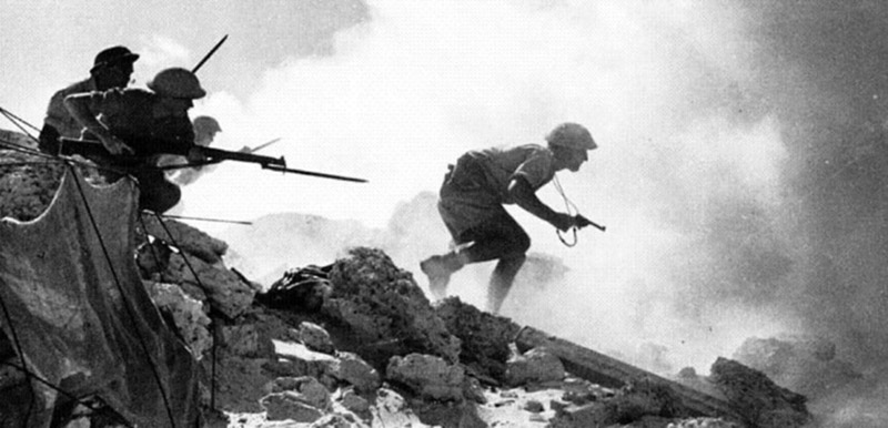Английские офицер с револьвером Webley & Scott Mk. IV .38/200 возглавляет атаку своих солдат