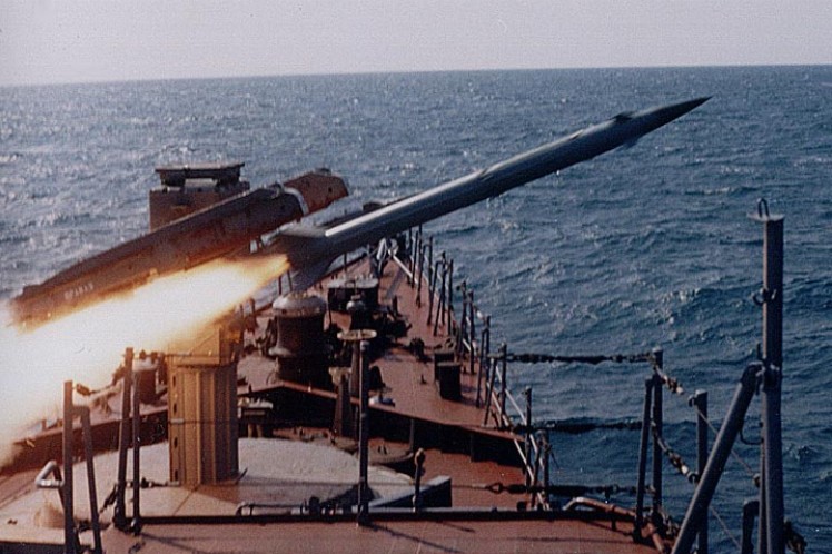 Пуск ракеты 9М33 корабельного зенитного ракетного комплекса 'Оса-М'