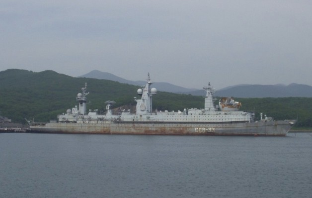 Фото корабля ССВ-33 «Урал» с антенной РЛС «Атолл» без защитного корпуса