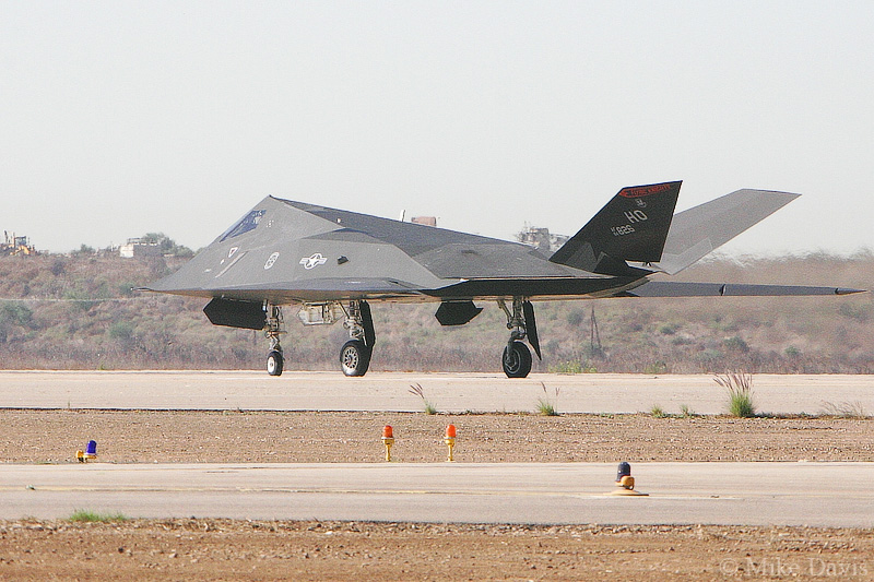 Локхид F-117 «Найт Хок» - американский малозаметный самолет