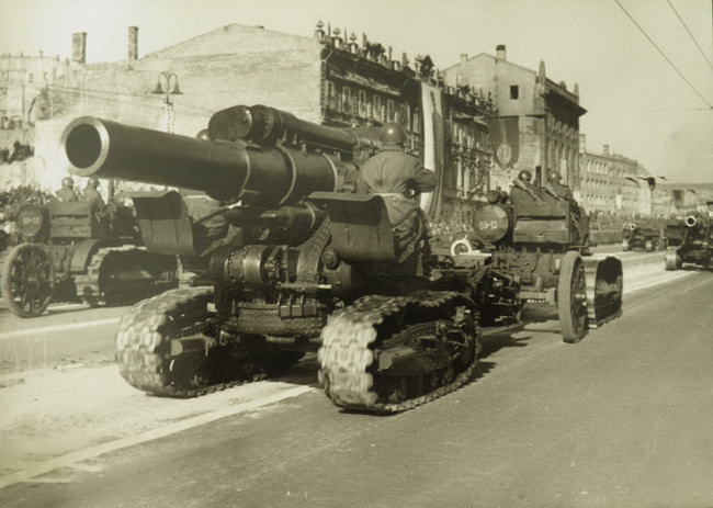 Мортиры Бр-5 на послевоенных парадах в Украине. Киев, 1945 год